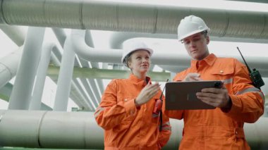 Petrol rafinerisi işçisi, petrol ve doğalgaz boruları ve valf müfettişi, petrol sızıntısı kontrol ediliyor.