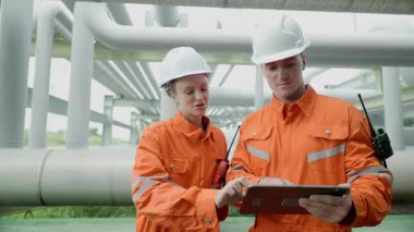 Petrol rafinerisi işçisi, petrol ve doğalgaz boruları ve valf müfettişi, petrol sızıntısı kontrol ediliyor.