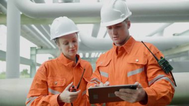 Petrol rafinerisi işçisi, petrol ve doğalgaz boruları ve valf müfettişi, petrol sızıntısı kontrol ediliyor.