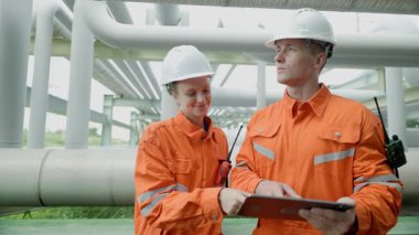 Petrol rafinerisi işçisi, petrol ve doğalgaz boruları ve valf müfettişi, petrol sızıntısı kontrol ediliyor.