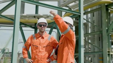 Petrol rafinerisi işçisi, petrol ve doğalgaz boruları ve valf müfettişi, petrol sızıntısı kontrol ediliyor.