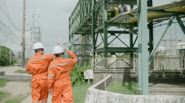 Petrol rafinerisi işçisi, petrol ve doğalgaz boruları ve valf müfettişi, petrol sızıntısı kontrol ediliyor.