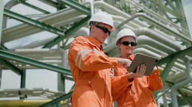 Petrol rafinerisi işçisi, petrol ve doğalgaz boruları ve valf müfettişi, petrol sızıntısı kontrol ediliyor.