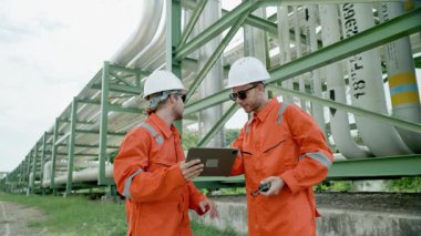 Petrol rafinerisi işçisi, petrol ve doğalgaz boruları ve valf müfettişi, petrol sızıntısı kontrol ediliyor.