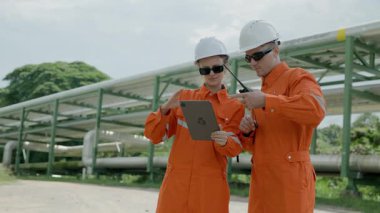 Petrol rafinerisi işçisi, petrol ve doğalgaz boruları ve valf müfettişi, petrol sızıntısı kontrol ediliyor.