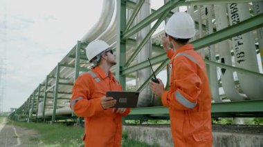 Petrol rafinerisi işçisi, petrol ve doğalgaz boruları ve valf müfettişi, petrol sızıntısı kontrol ediliyor.