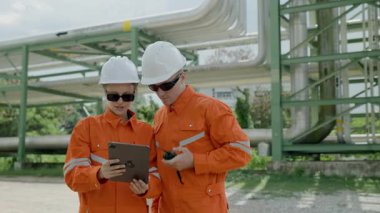 Petrol rafinerisi işçisi, petrol ve doğalgaz boruları ve valf müfettişi, petrol sızıntısı kontrol ediliyor.