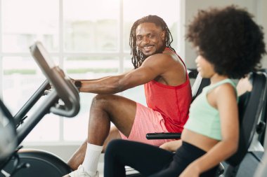 Afrikalı siyah sağlıklı baba ve neşeli afro kız çocuğu spor kulübü tatilinde birlikte eğleniyorlar, çocukların babası spor salonunda.