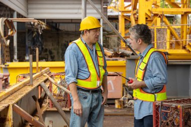 İnşaat mühendisi ekibi birlikte çalışıyor. İnşaat alanında ekip çalışması yapıyorlar.