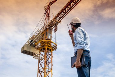 İspanyol asıllı Hintli profesyonel inşaat mühendisi inşaat alanında çalışıyor.