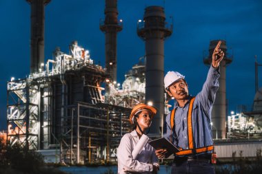 Mühendis ekibi gecesi petrol gaz türbini santraline karşı çalışıyor, gece vardiyası inceleme müfettişi dışarıda.