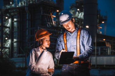 Mühendis ekibi gecesi petrol gaz türbini santraline karşı çalışıyor, gece vardiyası inceleme müfettişi dışarıda.