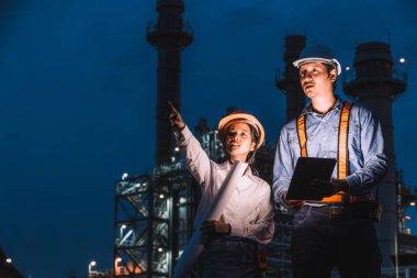 Mühendis ekibi gecesi petrol gaz türbini santraline karşı çalışıyor, gece vardiyası inceleme müfettişi dışarıda.