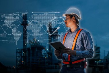 Dünya çapında teknoloji santrali, enerji üretimi, dijital ileri teknoloji monitörü kullanan mühendis küresel enerji arzı kavramını kontrol ediyor..