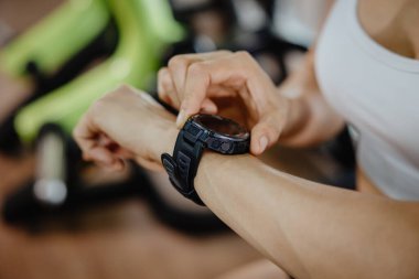 Yakın plan spor insanları bileklerinde akıllı saat, sağlık veri takip cihazı ya da HR ölçüm performans kayıt cihazı taşıyorlar.