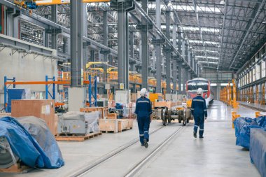 Tren lokomotifi mühendisi tren istasyonundaki bakım demiryolu raylarını teftiş ediyor mühendislik taşımacılığı endüstrisini ilerletiyor.