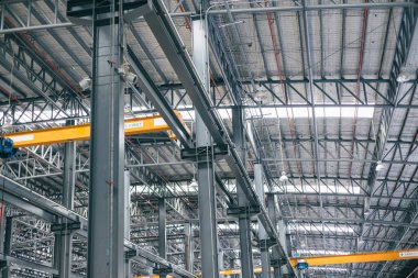 Büyük Endüstri İnşaat 'ın Çelik Çelik Çatı Metali İnşaat, İç Fabrika Mimarisi. Yapı iskeleti ve karmaşıklık mühendisliği