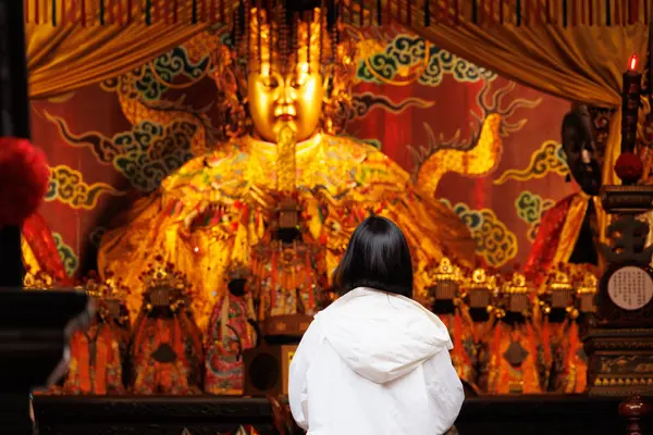 Asyalı Çinliler dua ediyor, Mazu 'nun ya da Tayvan Tapınağı' ndaki Matsu altın heykelinin önünde bir dilek tut.