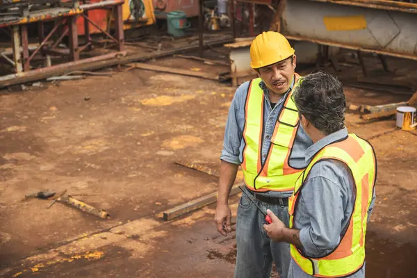 İnşaat mühendisi ekibi birlikte çalışıyor. İnşaat alanında ekip çalışması yapıyorlar.