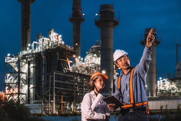 Mühendis ekibi gecesi petrol gaz türbini santraline karşı çalışıyor, gece vardiyası inceleme müfettişi dışarıda.