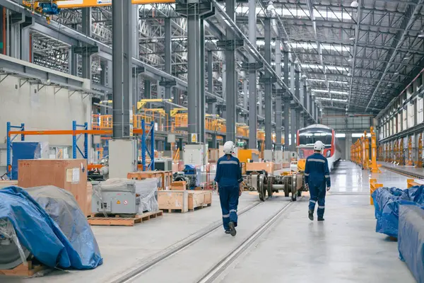 Tren lokomotifi mühendisi tren istasyonundaki bakım demiryolu raylarını teftiş ediyor mühendislik taşımacılığı endüstrisini ilerletiyor.