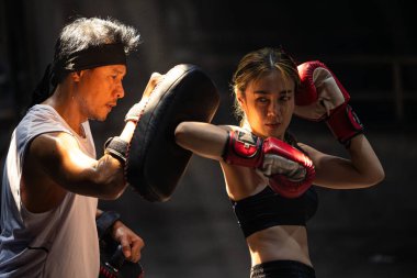 Muay Thai, Asyalı genç kadınlar antrenman yapıyor dövüşçü boksörler dirsek dövüşü, Tay dövüşü boks
