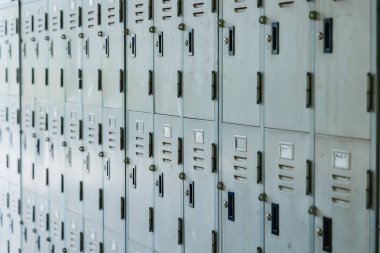 Eski metal dolap, fabrikadaki dolaplar işçilere özel eşyalar topluyor.