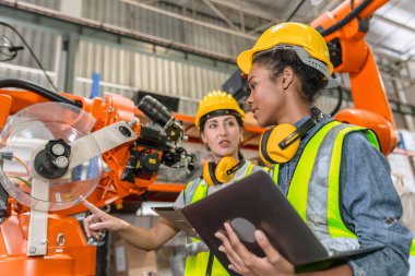 Robot mühendisi eğitimi, modern fabrika endüstriyel robot kaynak makinesi kontrol operatöründe teknisyen işi