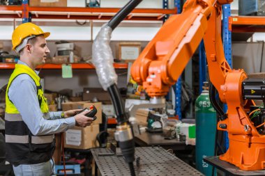 Profesyonel mühendis, robot teknisyen modern fabrika endüstriyel robot kaynak makinesi kontrol operatörü