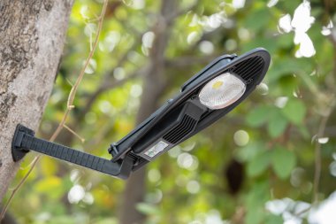 LED sokak lambası halka açık alanda güneş enerjisi kaynağı aydınlatma ağaç gövdesini bir ışık direği doğası harmanlama görünümü olarak kullanır