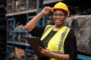 Mutlu Siyah Afrikalı kadın mühendis fabrika sektöründe çalışmaktan zevk alıyor..