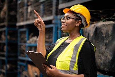 Mutlu Siyah Afrikalı kadın mühendis fabrika sektöründe çalışmaktan zevk alıyor..