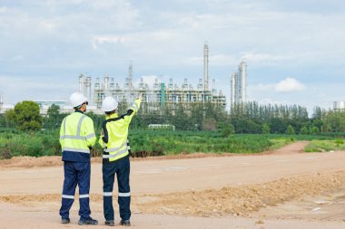 Açık havada çalışan profesyonel mühendis, petrol fabrikası inşaat ekibi inceleme süreci