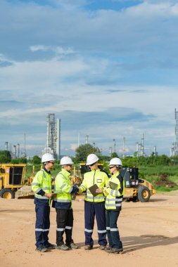 Mühendis takımı proje planlama ekibi, endüstri fabrikası inşaat sahası. Takım çalışması toplantısı. İşbirliği yapanlar