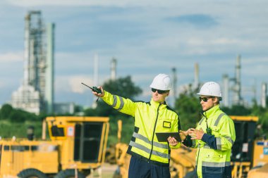 Açık havada çalışan profesyonel mühendis, petrol fabrikası inşaat ekibi inceleme süreci