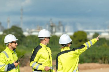 Mühendis takımı proje planlama ekibi, endüstri fabrikası inşaat sahası. Takım çalışması toplantısı. İşbirliği yapanlar