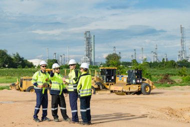 Mühendis takımı proje planlama ekibi, endüstri fabrikası inşaat sahası. Takım çalışması toplantısı. İşbirliği yapanlar