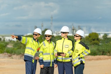 Mühendis takımı proje planlama ekibi, endüstri fabrikası inşaat sahası. Takım çalışması toplantısı. İşbirliği yapanlar