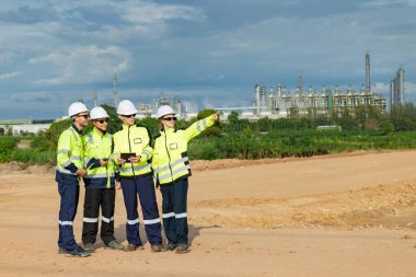 Mühendis takımı proje planlama ekibi, endüstri fabrikası inşaat sahası. Takım çalışması toplantısı. İşbirliği yapanlar