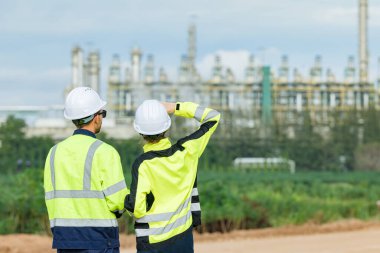 Açık havada çalışan profesyonel mühendis, petrol fabrikası inşaat ekibi inceleme süreci