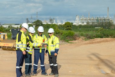 Mühendis takımı proje planlama ekibi, endüstri fabrikası inşaat sahası. Takım çalışması toplantısı. İşbirliği yapanlar