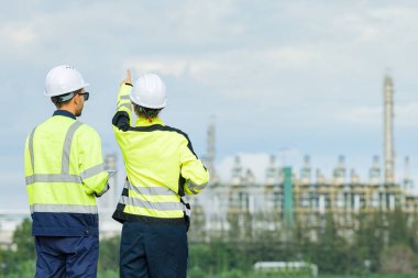 Açık havada çalışan profesyonel mühendis, petrol fabrikası inşaat ekibi inceleme süreci