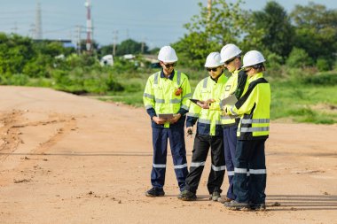 Mühendis takımı proje planlama ekibi, endüstri fabrikası inşaat sahası. Takım çalışması toplantısı. İşbirliği yapanlar
