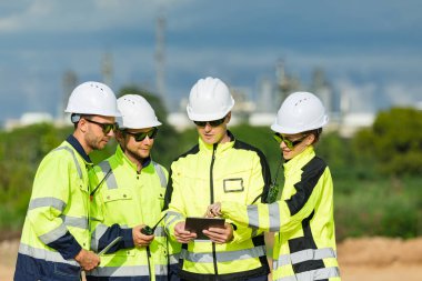 Mühendis takımı proje planlama ekibi, endüstri fabrikası inşaat sahası. Takım çalışması toplantısı. İşbirliği yapanlar