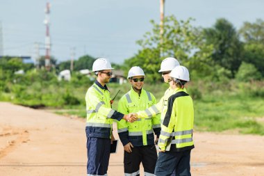 Mühendis takımı proje planlama ekibi, endüstri fabrikası inşaat sahası. Takım çalışması toplantısı. İşbirliği yapanlar