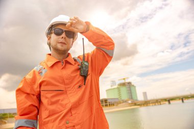 Güvenlik üniformalı erkek işçi sıcak yaz mevsiminde dışarıda terliyor, iş başında, çalışkan insanlar.