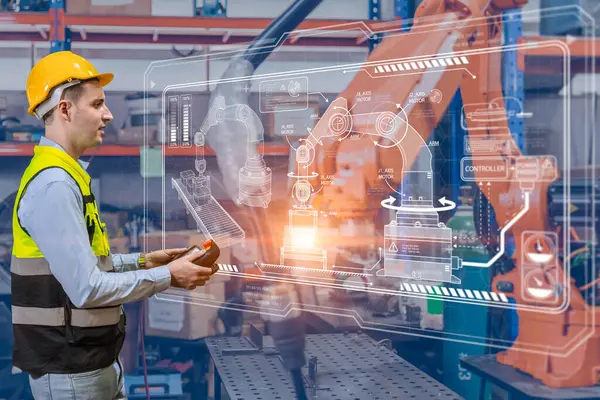 Modern fabrika endüstriyel robot kaynak makinesi kontrol operatöründe ileri teknoloji kullanan profesyonel bir mühendis.