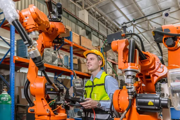 Profesyonel mühendis, robot teknisyen modern fabrika endüstriyel robot kaynak makinesi kontrol operatörü