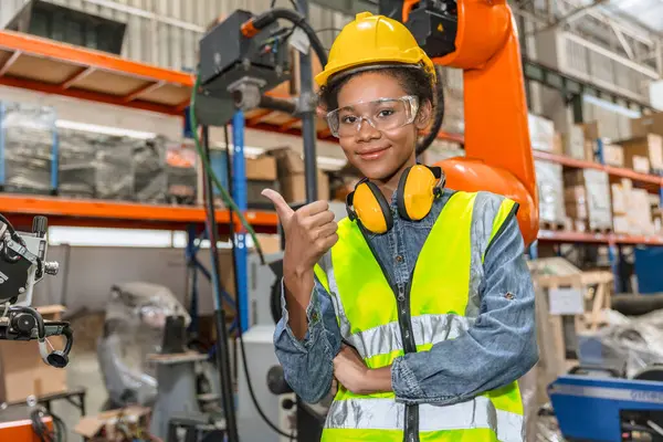 Profesyonel genç mühendis, modern fabrika endüstriyel robot kaynak makinesi kontrol operatöründe teknisyen.