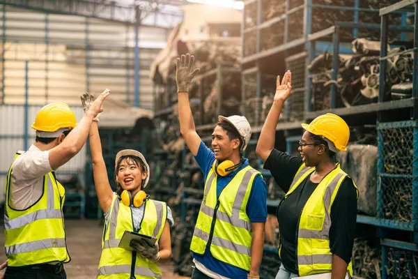 İşçi takımı birliği çok ırklı insanları birbirine karıştırıyor. İşyerindeki mühendis arkadaş fabrikada gülümsüyor.
